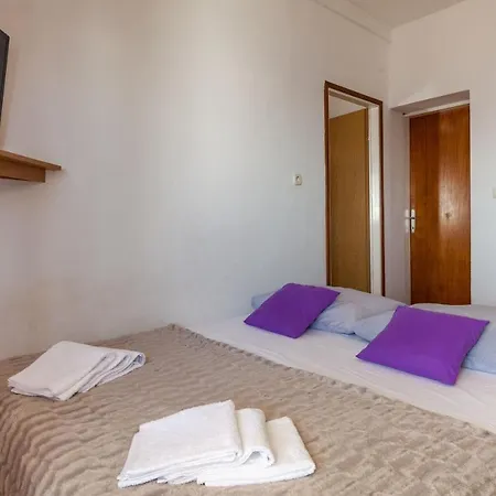 1001d Apartment *